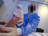 Szczęśliwy pacjent lubi ręczną robotę od lekarza i jej perwersyjnej stażystki po operacji penisa
