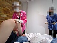 Dieser perverse Arzt kommt, um den Zustand seines Patienten zu überprüfen, indem er seinen Schwanz bläst und reitet