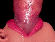 Милфа с помощью сладких губ надевает презерватив на член и минетом доводит его до семяизвержения
