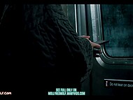 Молоденькая потаскушка делает роскошный минет незнакомцу в метро, и впечатляет размером сочных сисек