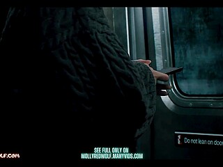 Nuori lutka antaa hämmästyttävän suihin muukalaiselle metrossa ja tekee vaikutuksen tissiensä koosta