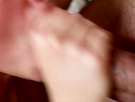 Прежде, чем сперма окажется во рту, горячая сучка позволяет выебать пизду и попку в позе раком 11