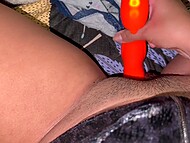Cutie med en hårig fitta sätter en leksak på sin klitoris, som simulerar cunnilingus och ger en söt orgasm