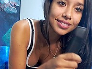 Hermosa tarta latina con un juguete sexual en sus manos da JOI caliente en español