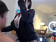 Маленькая японская школьница задирает юбку школьной формы и раздвигает ноги для члена отчима 4