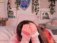 Curvaceous webcam babe Mollyflwers drills her smooth pussy with all the toys she has on the bed 9