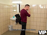 Распутная невеста София Ли соблазняет неизвестного мужчину в общественном туалете 4