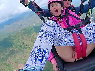 Ο MrPussyLicking κάνει αλεξίπτωτο πλαγιάς για 2200 μέτρα ενώ κάνει αλεξίπτωτο πλαγιάς και ψεκάζει νερό ενώ αυνανίζεται