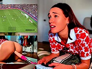 Cheekymz spiller FIFA og får sin slids kneppet med en fucking maskine på samme tid