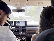 Laura Quest se met à coucher avec un mec et avale son sperme dans la voiture pendant son voyage à la plage