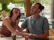 Девушка дрочит, наблюдая, как парень трахает симпатичную подругу. Эпизод 1 4