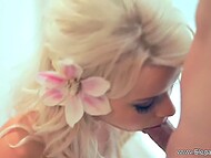 Потрясающая блондинка-ангелочек дарит медленный и сладкий оральный экстаз стоящему члену 9