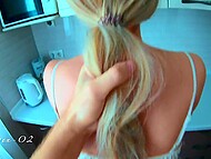 Соседка-блондинка МартинаПаола дразнит меня своей попкой и просит кончить ей на сиськи 7