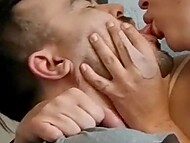 Чувственный обмен чувствами между Вольфрадишем и его возлюбленным, которые страстно целуются, играя языком и ртом, а также соблазнительно целуясь 4