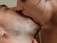 Чувственный обмен чувствами между Вольфрадишем и его возлюбленным, которые страстно целуются, играя языком и ртом, а также соблазнительно целуясь 9