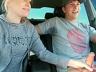 Wellustige blonde vriendin neukt en pijpt haar man in de auto op de openbare weg