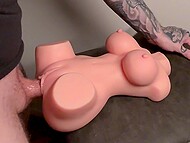 Оменове сензуалне изјаве будиле су још већу пожуду сваким врућим шапатом који је пратио његову мастурбацију