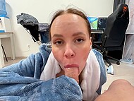 Geile russische MILF-Mommy zieht ihren Plüschpyjama nicht aus, während sie ihrem Stiefsohn David PussyFuck einen bläst