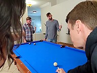 Lūsija Moči tiek piekauta striptīza baseina raundā, padodoties rupjai biseksuālai MMMF pārim