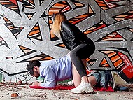 Polysweet šuká svého muže do zadku v opuštěné továrně, zatímco ji sledují lidé z projíždějících vlaků