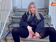 Blondessa na pierwszej randce publicznie pokazuje swoje cycki i cipkę, zapraszając spermę do swojej pochwy