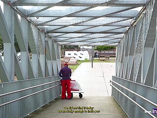 Chlapík stretne na ulici nádhernú Latinoameričanku s veľkým zadkom a pozve ju domov, aby si užili amatérsky sex