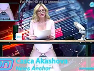 Великолепная ведущая Casca Akashova светит большими буферами и скачет на секс-машине во время выпуска новостей 6