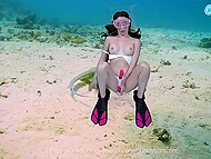 A karcsú, uszonyos lány, Charly Summer úgy tesz, mintha az óceán fenekén masztrurbálna a webkamerás show-jában